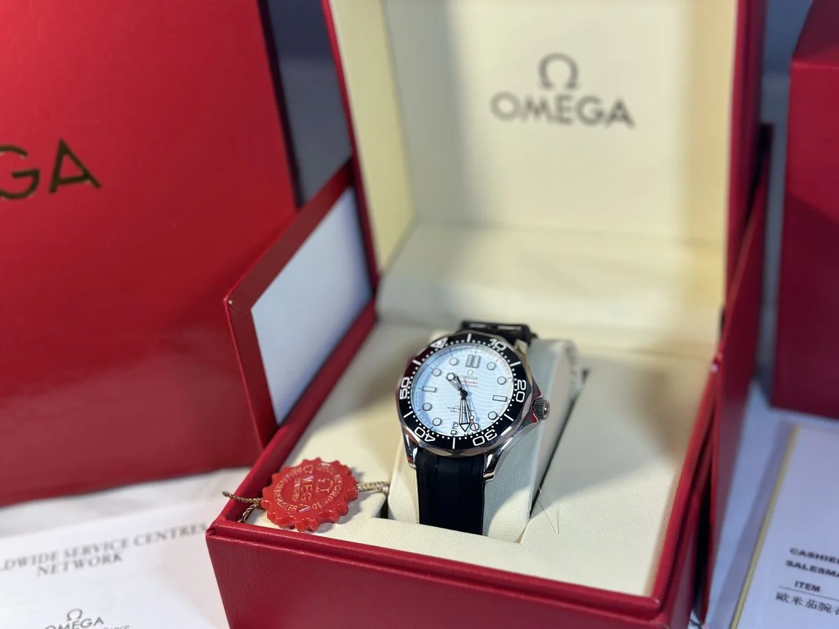 Omega Seamaster Diver 300M White Dial Rubber Strap 42 mm — снимка 4